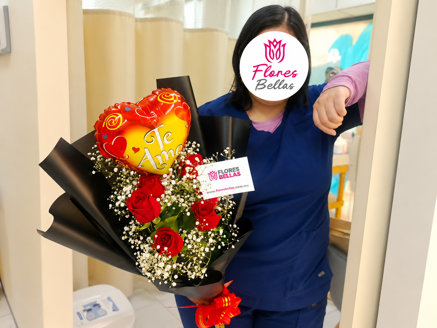Entrega de ramo de rosas rojas con globo de corazón de Flores Bellas