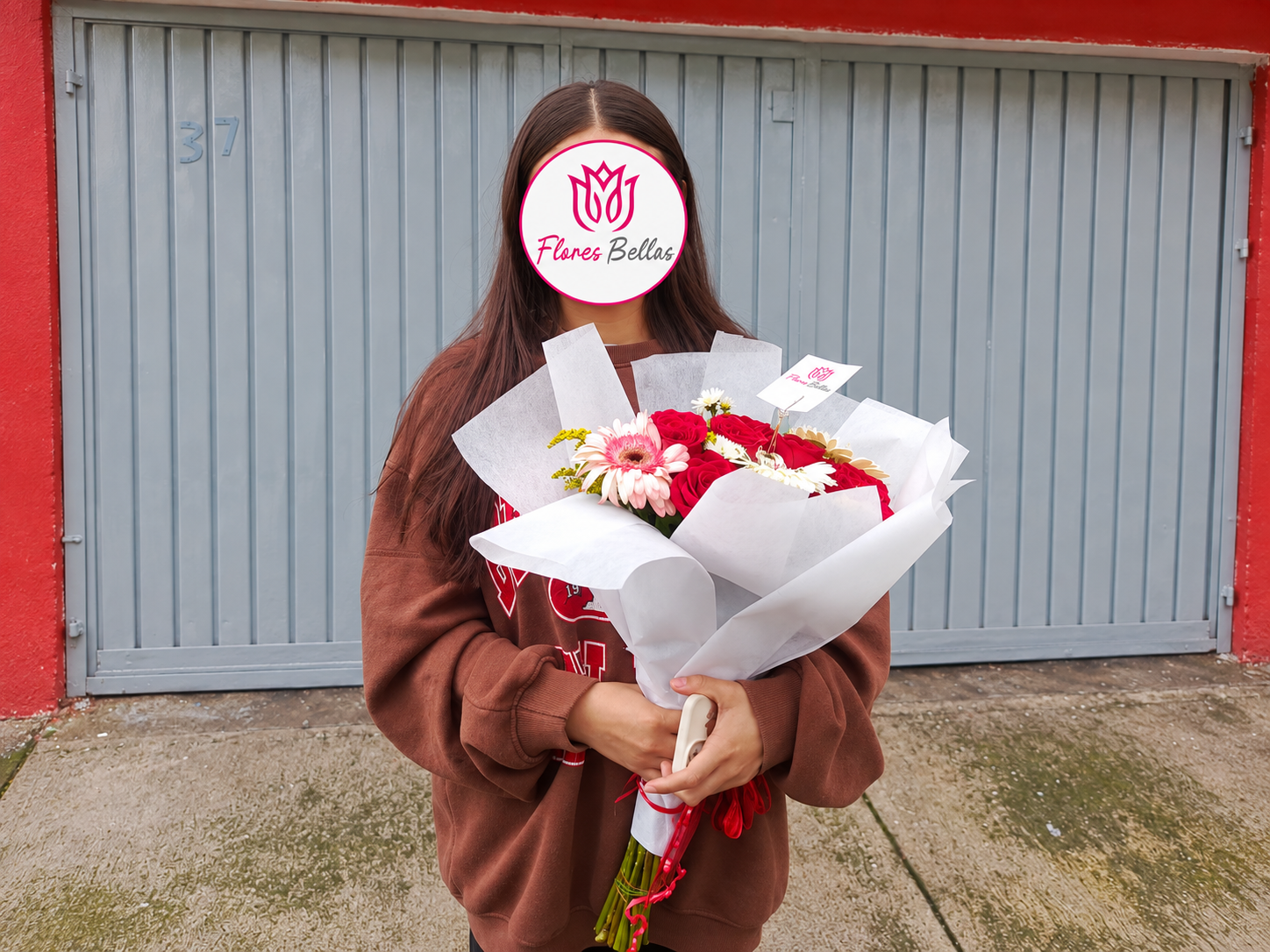 Entrega de ramo de rosas rojas y flores mixtas de Flores Bellas