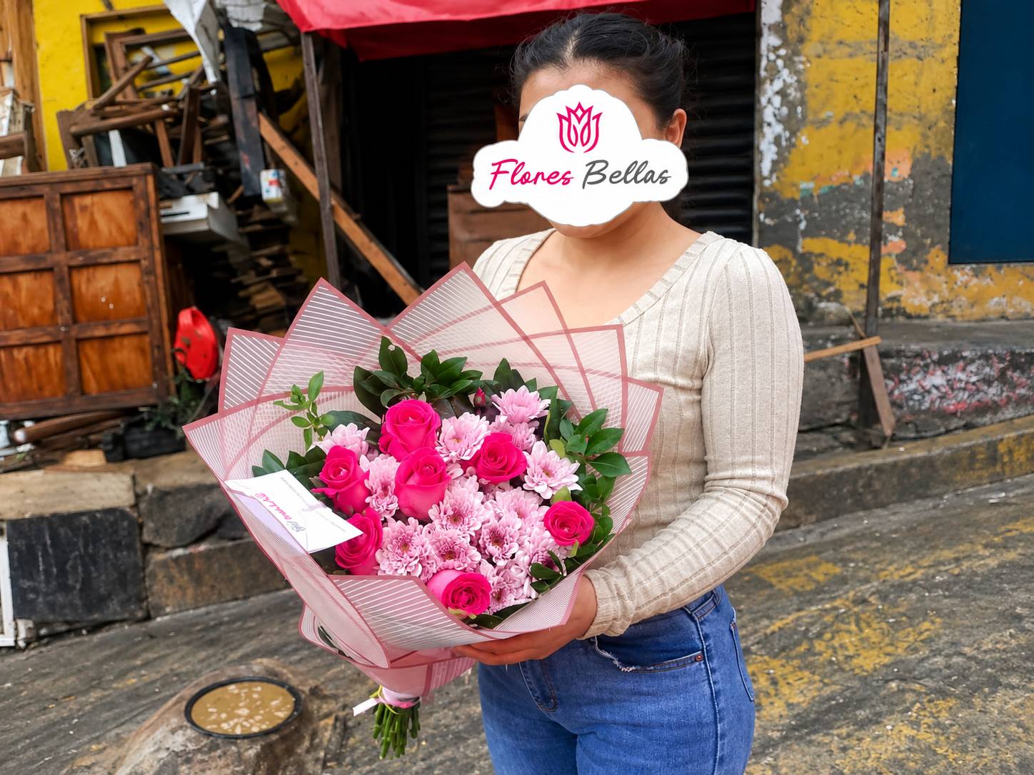 Entrega de ramo de rosas y flores rosas de Flores Bellas