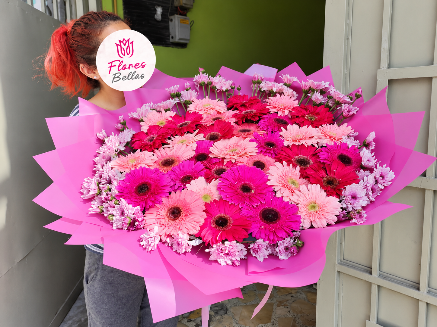 Entrega de ramo grande de gerberas rosas de Flores Bellas