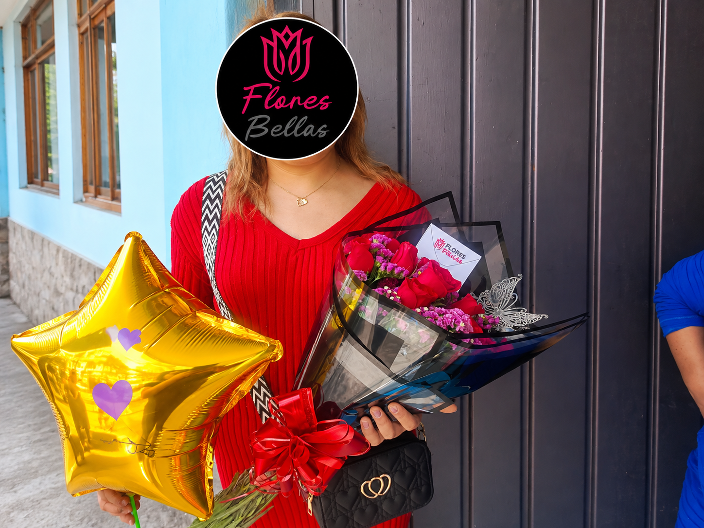 Entrega de ramo de rosas rojas con globo de estrella de Flores Bellas